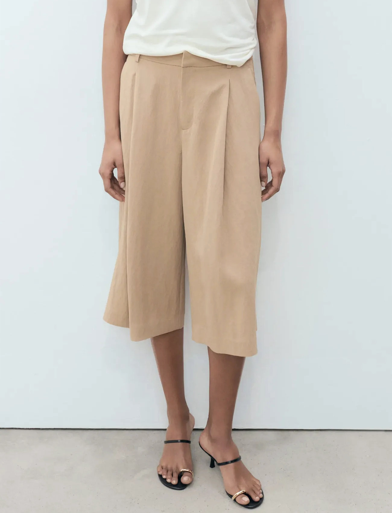 Mango Lyocell Pleated Bermuda Shorts, 38, Beige, Shorts > Bermudas, Dame