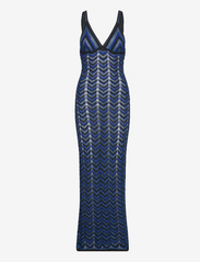 DRESS . EXIT