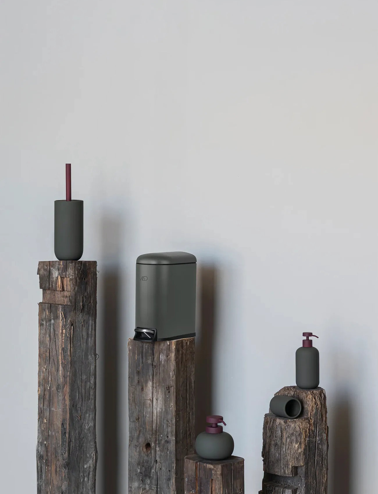 Mette Ditmer Lotus Play Toothbrush Holder, Ø6.5X H10 cm, Burgundy, Badeværelsesinteriør > Tandbørsteholder, Unisex