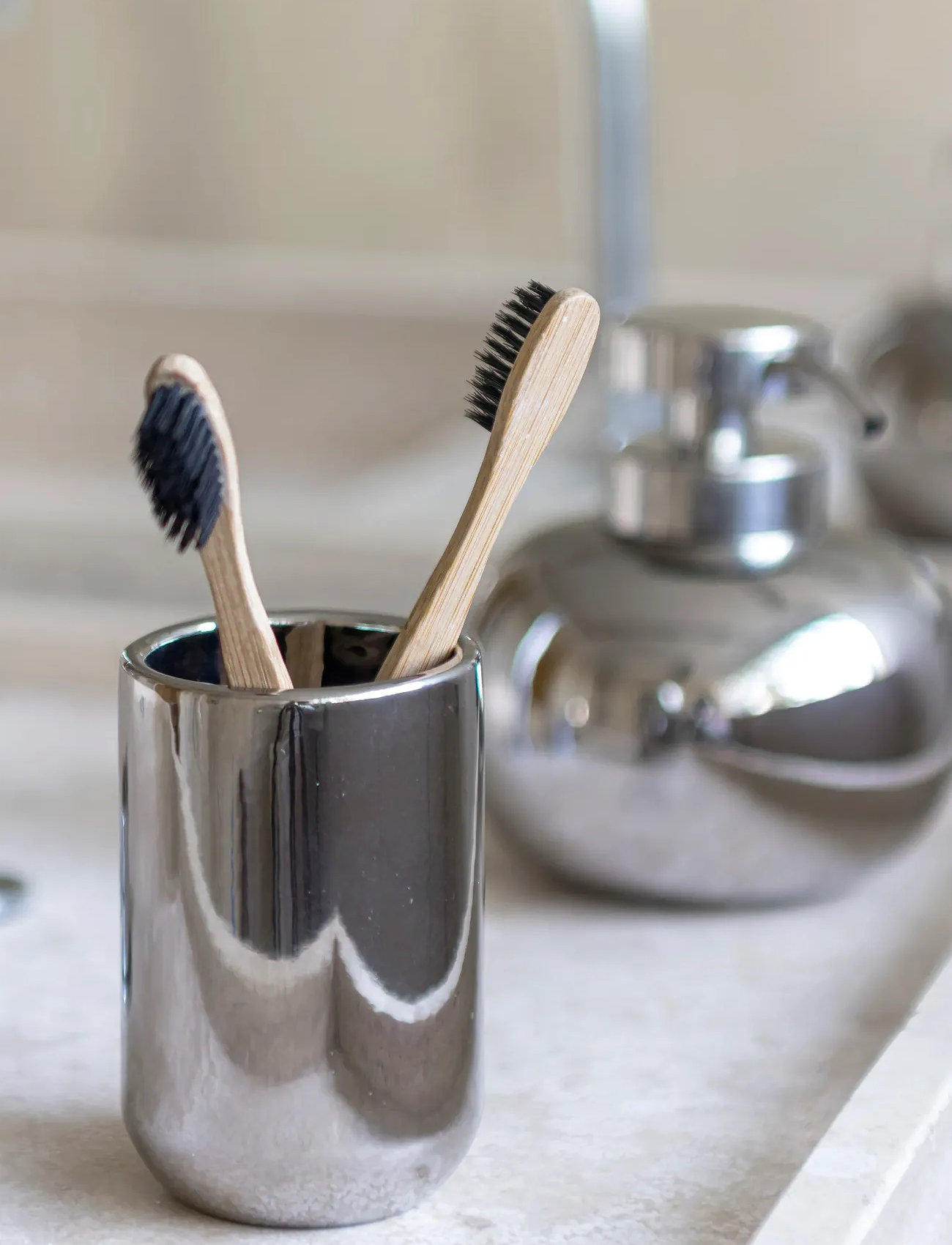 Mette Ditmer Lotus Toothbrush Holder, Ø6.5X H10 cm, Silver, Badeværelsesinteriør > Tandbørsteholder, Unisex