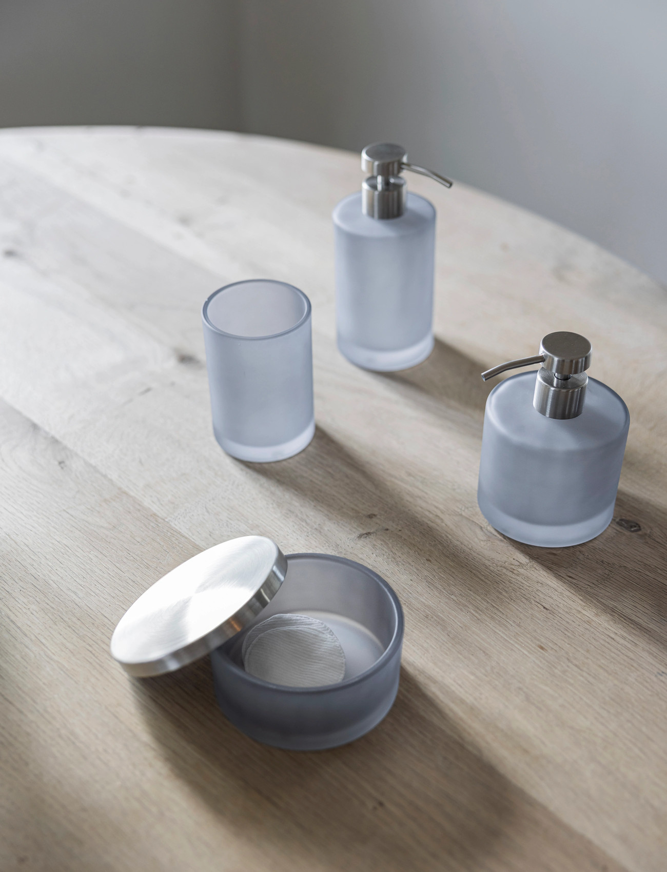 Mette Ditmer Modest Dispenser, Low, One Size, Grey, Badeværelsesinteriør > Sæbepumper Og Sæbekopper, Unisex
