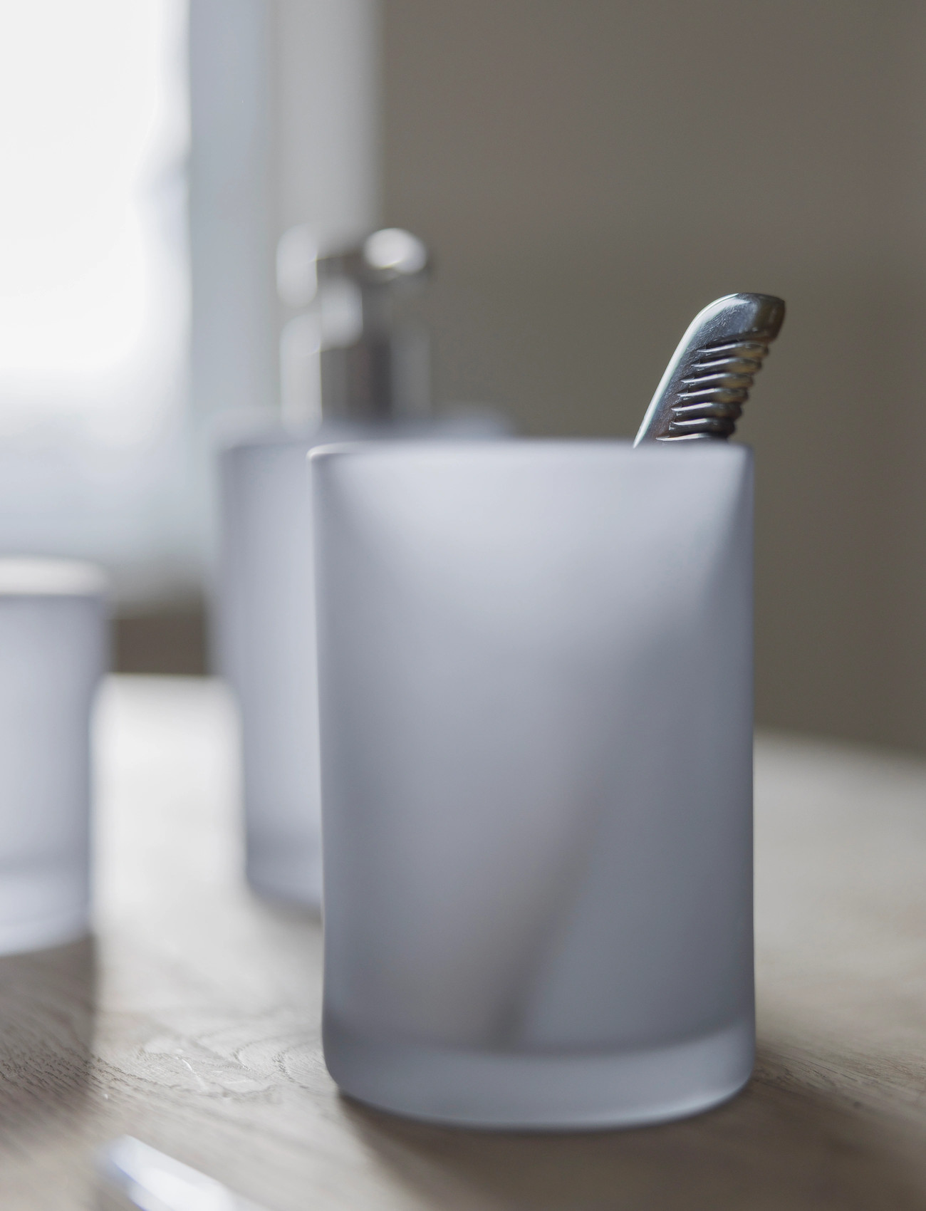 Mette Ditmer Modest Toothbrush Holder, One Size, Grey, Badeværelsesinteriør > Tandbørsteholder, Unisex