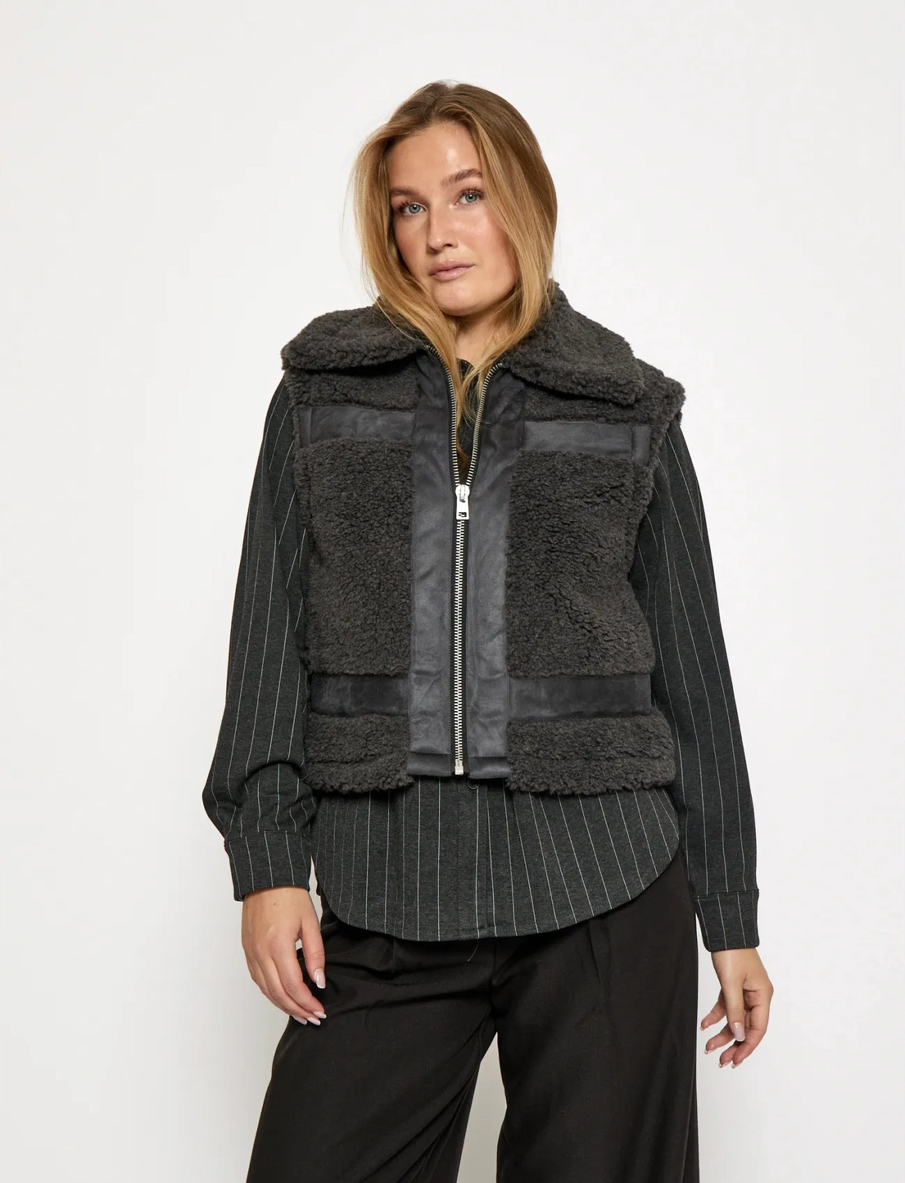 Minus Msalda Faux Fur Vest, 34, Black, Veste > Vatterede Veste, Dame