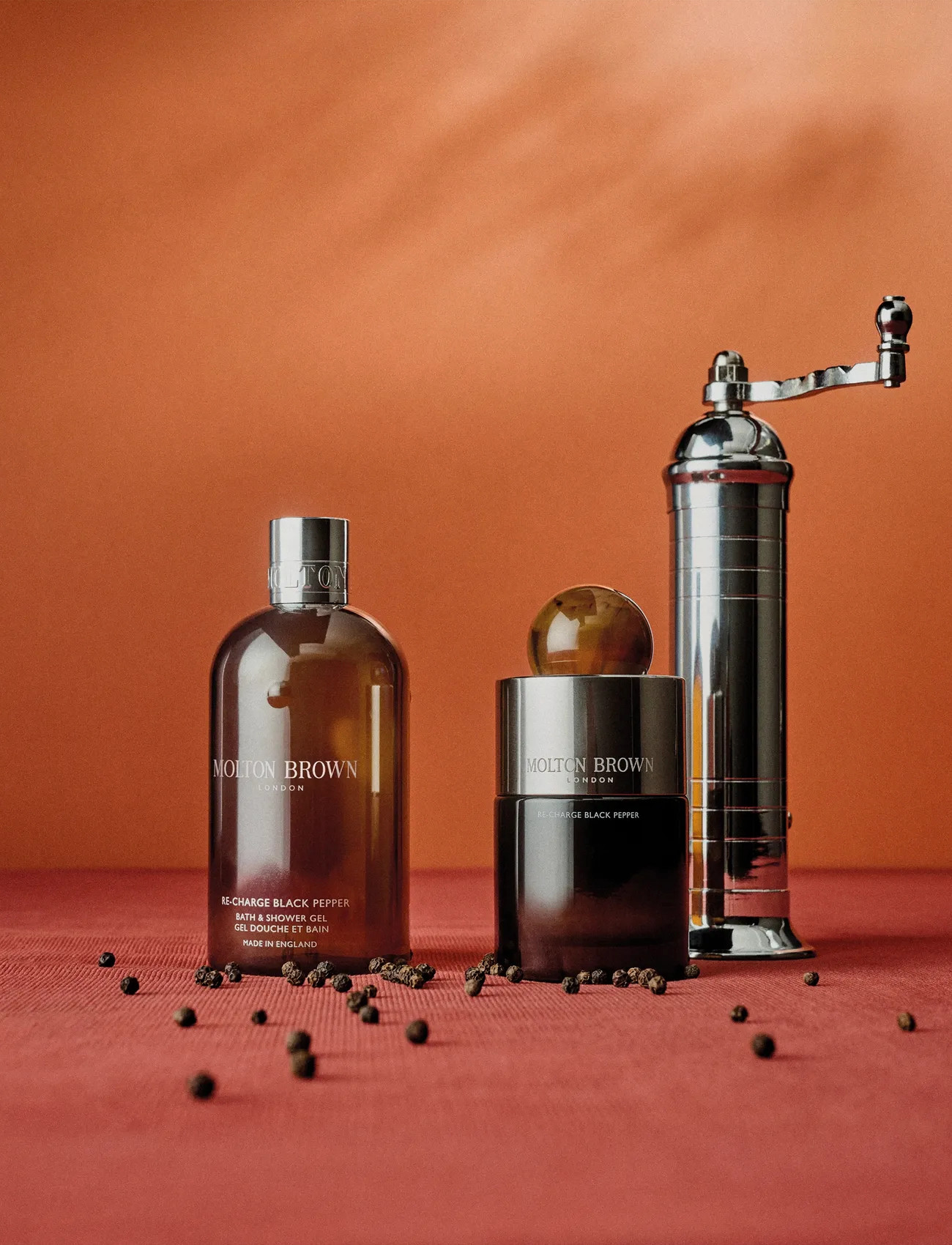Molton Brown Re-Charge Black Pepper Bath & Shower Gel, 300 ml, Nude, Krop > Bad Og Brusebad, Herre