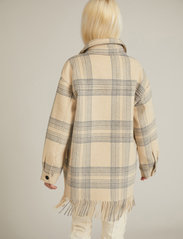 Munthe - COMSA - winter jackets - nature - 3