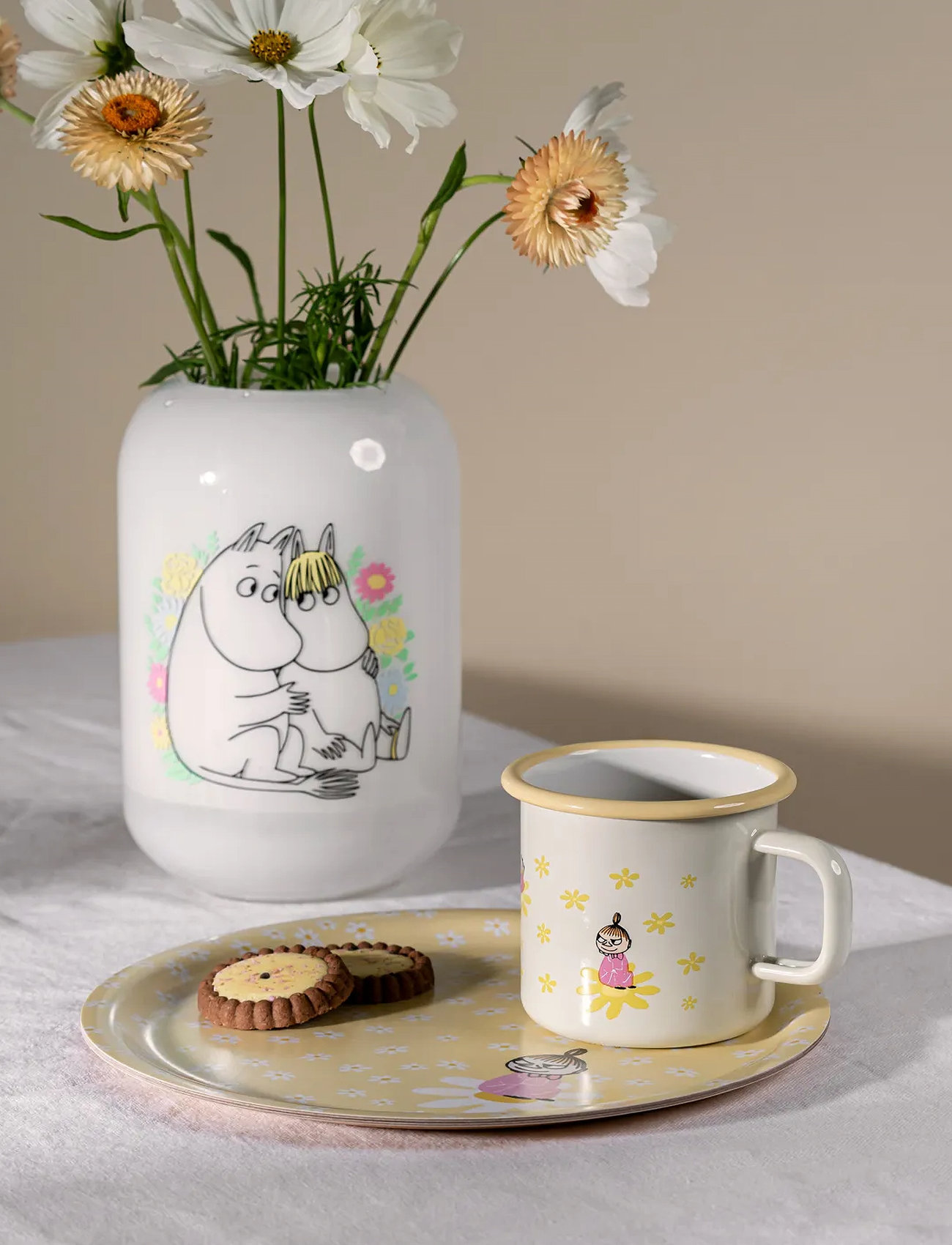 Muurla Moomin Enamel Mug Flowers 3,7Dl, 37 CL, Yellow, Kopper & Krus > Kaffekopper, Unisex