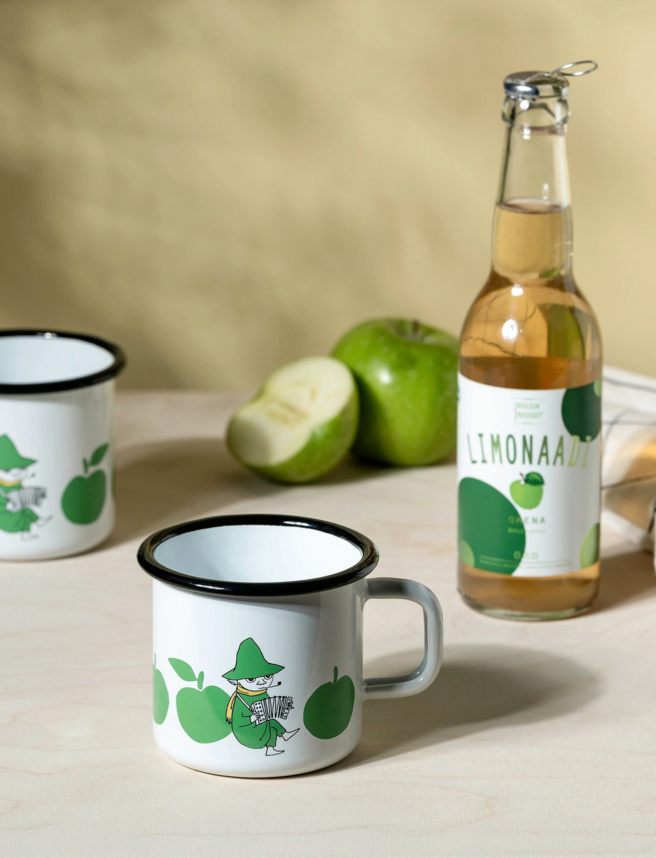 Muurla Moomin Enamel Mug Joyfull Apples 3,7Dl, 370 ml, White, Kopper & Krus > Tekopper, Unisex