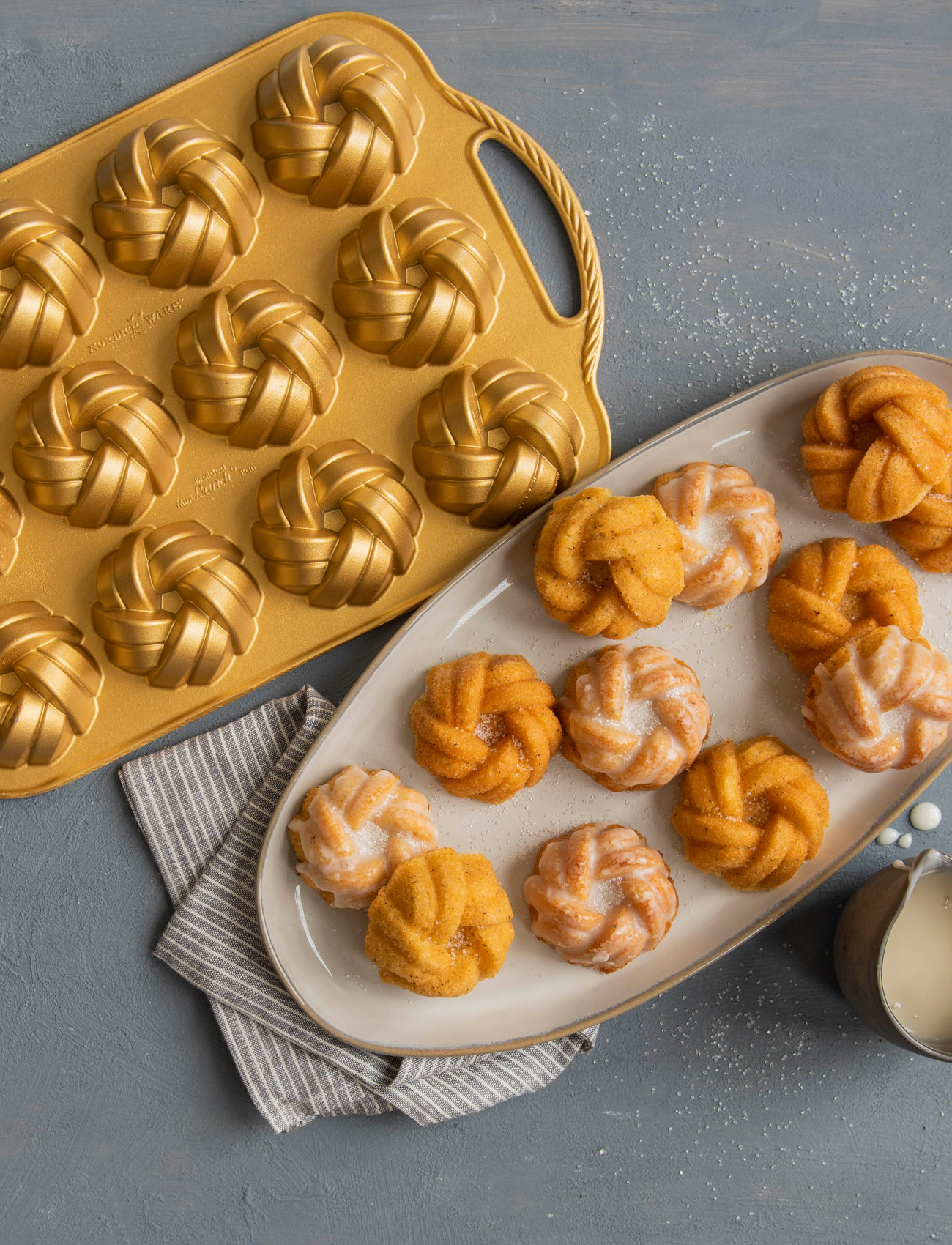 Nordic Ware 75Th Anniversary Braided Mini Bundt Pan, FOR 12PCS, Gold, Bageforme > Kage- Og Småkageforme, Unisex