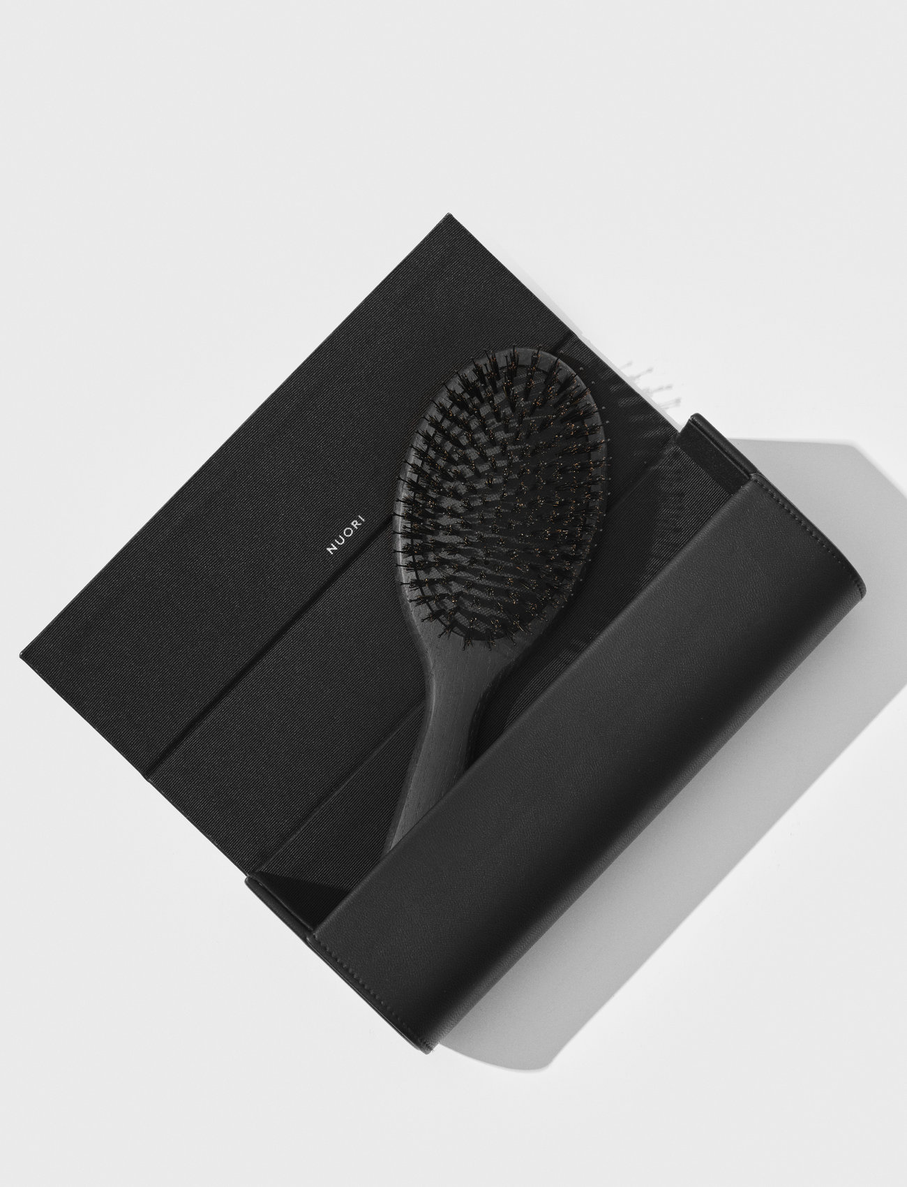Nuori Revitalizing Hair Brush Large - Black, One Size, Black, Hårbørster & Kamme > Paddelbørste, Dame