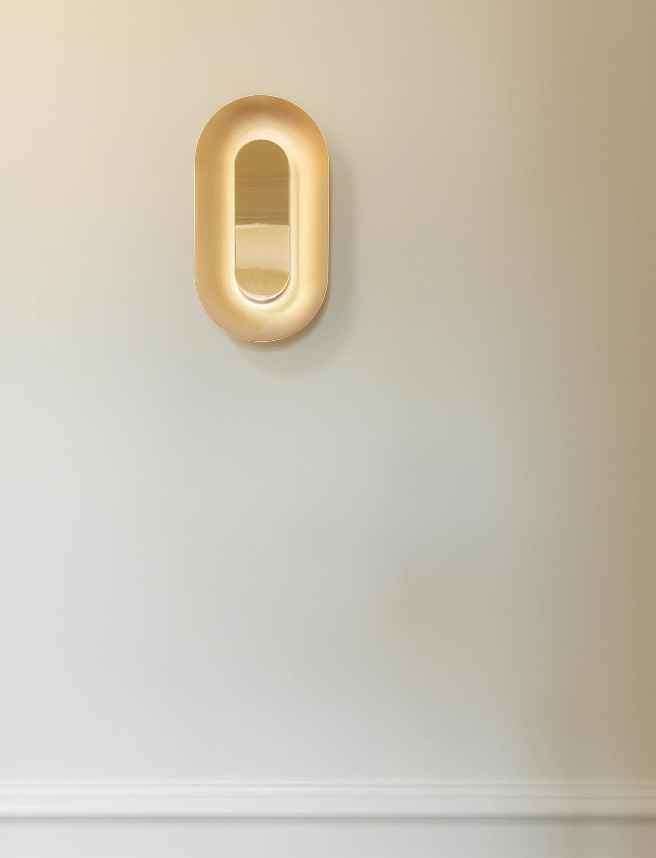 Nuura Sasi Small, 29X15.5 cm, Gold, Lamper > Væglamper, Unisex