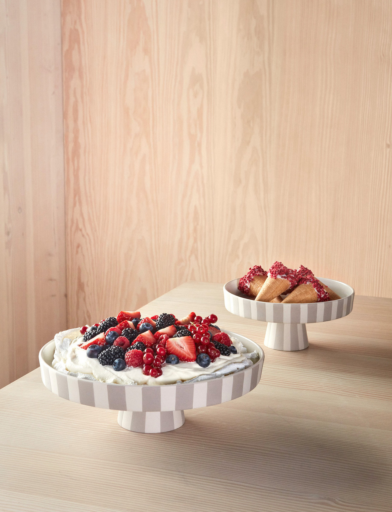 OYOY Living Design Toppu Tray - Large, Ø 27 cm, Beige, Spisesteder Og Bordtilbehør > Bakker, Unisex
