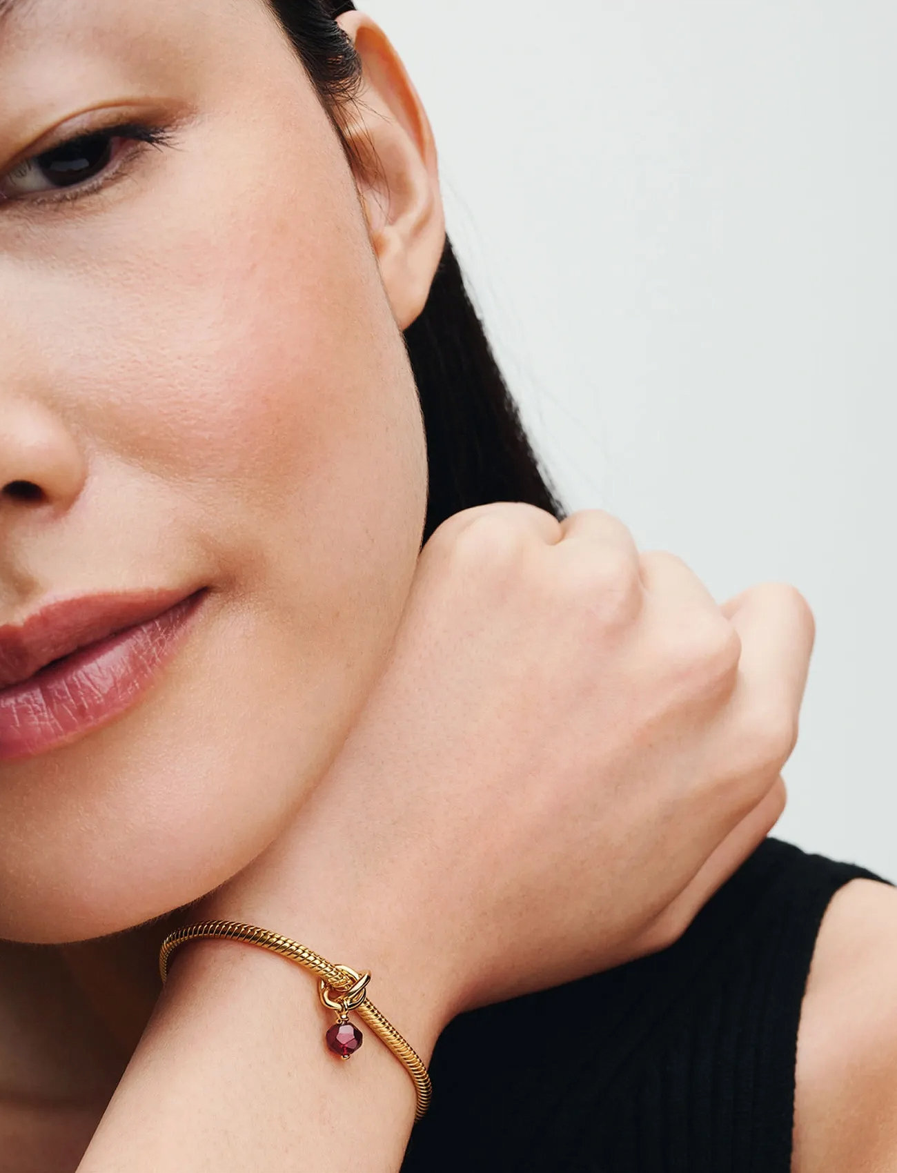 Pandora 14K Gold-Plated Dangle With Salsa Red Crystal, One Size, Gold, Smykker > Vedhæng, Dame