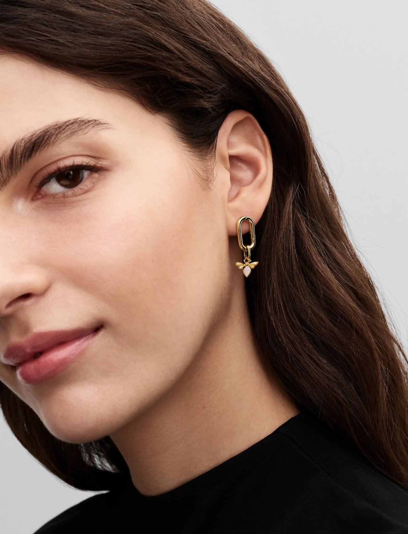Pandora Bee 14K Gold-Plated Mini Dangle With White Bioresin Man-Made Mother Of Pearl, One Size, Gold, Smykker > Vedhæng, Dame