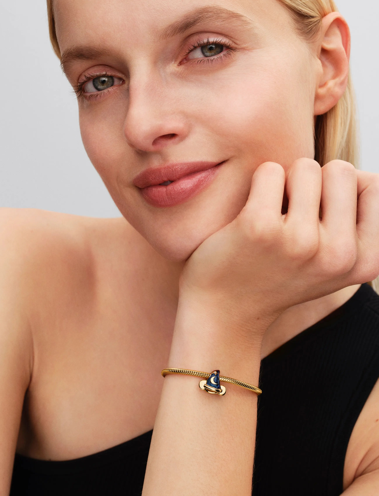 Pandora Disney Sorcerers Hat 14K Gold-Plated Charm, One Size, Gold, Smykker > Vedhæng, Dame