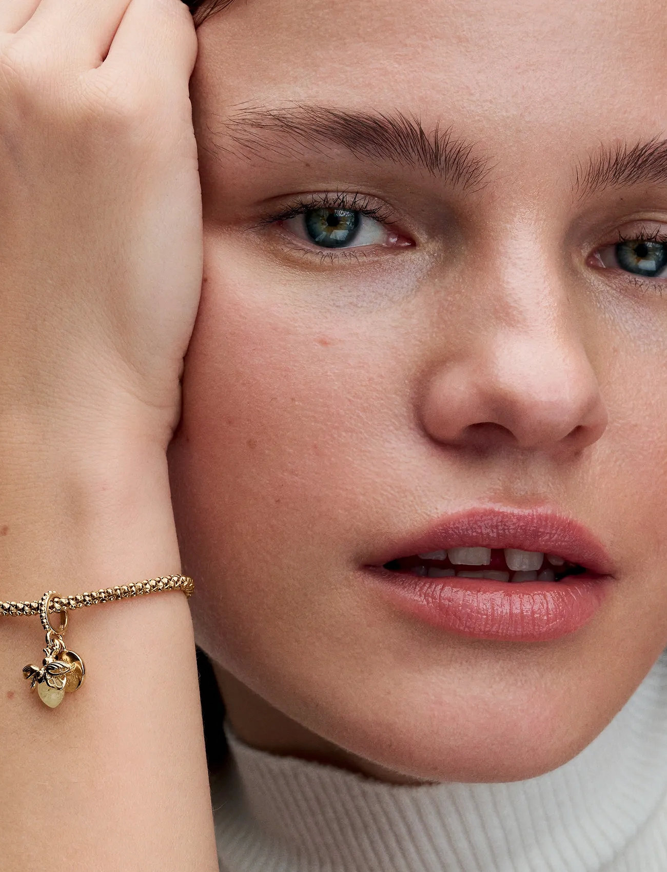 Pandora Firefly 14K Gold-Plated Dangle With Yellow Photoluminescent Glass, One Size, Gold, Smykker > Vedhæng, Dame