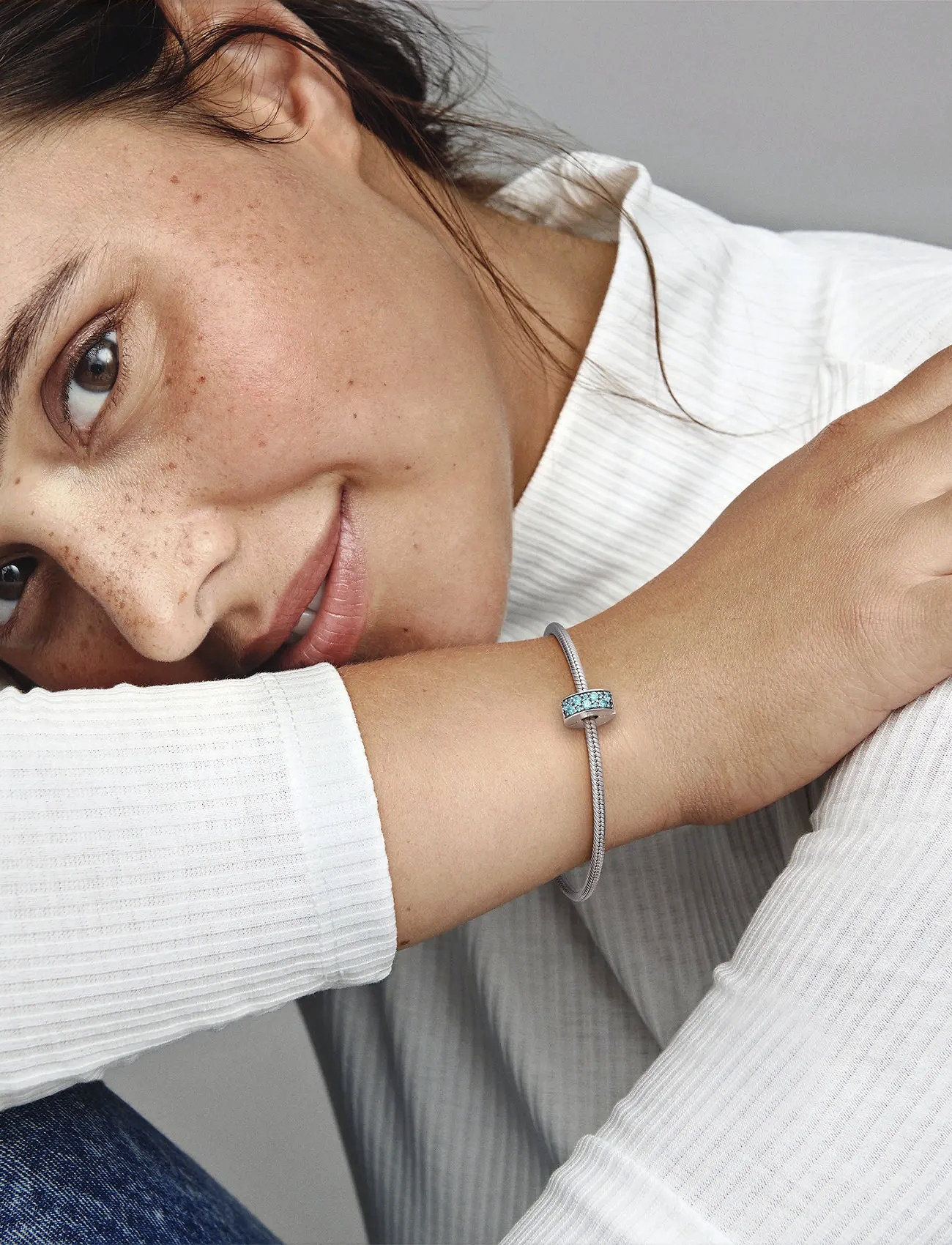 Pandora Silver Clip With Teal Cubic Zirconia And Silicone Grip, One Size, Silver, Smykker > Vedhæng, Dame