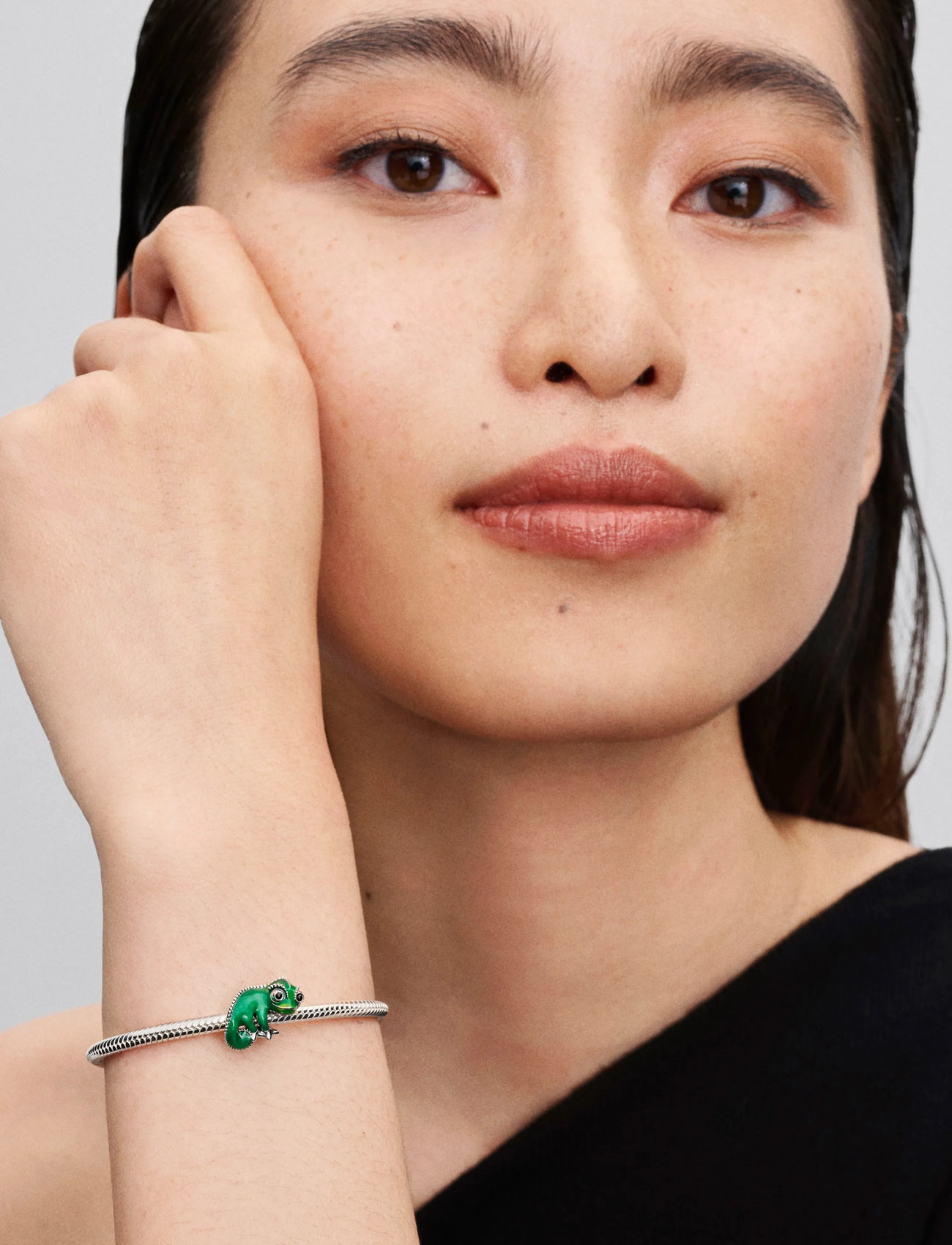 Pandora Disney Tangled Pascal Sterling Silver Charm With Black Crystal And Color-Changing Green Enamel, One Size, Green, Smykker > Vedhæng, Dame