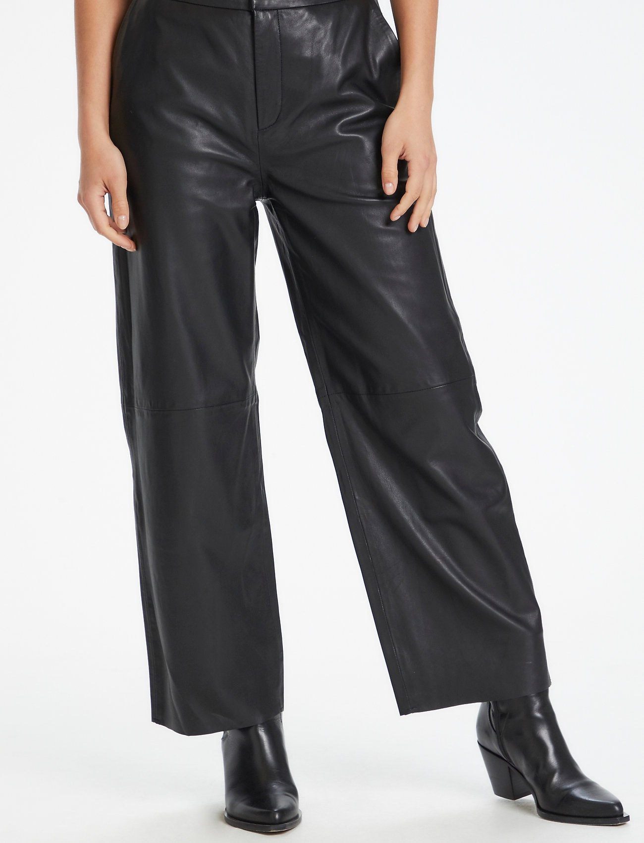 Elahpw Pa (Black) (2800 kr) Part Two | Elahpw Pa (Black) (2800 kr) Part Two |