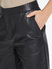 Elahpw Pa (Black) (2800 kr) Part Two | Elahpw Pa (Black) (2800 kr) Part Two |