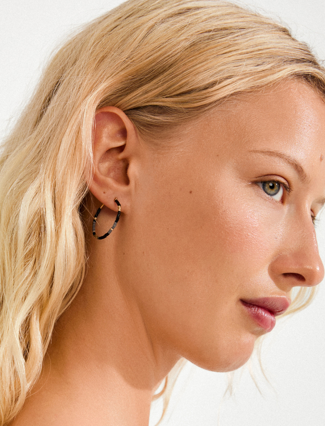 Pilgrim Alison Earrings Black, Gold-Plated, One Size, Gold, Øreringe > Creoler, Dame