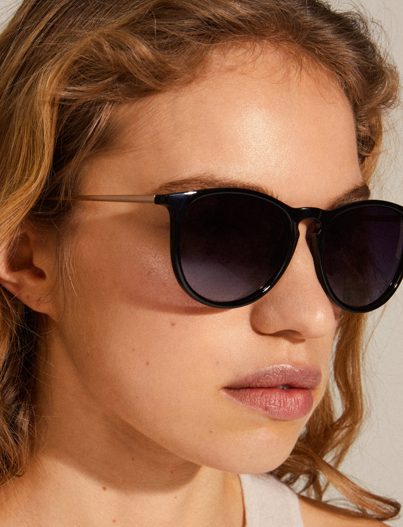 Pilgrim Vanille Sunglasses Black/Gold, One Size, Black, Solbriller > Solbriller Med Rundt Stel, Dame
