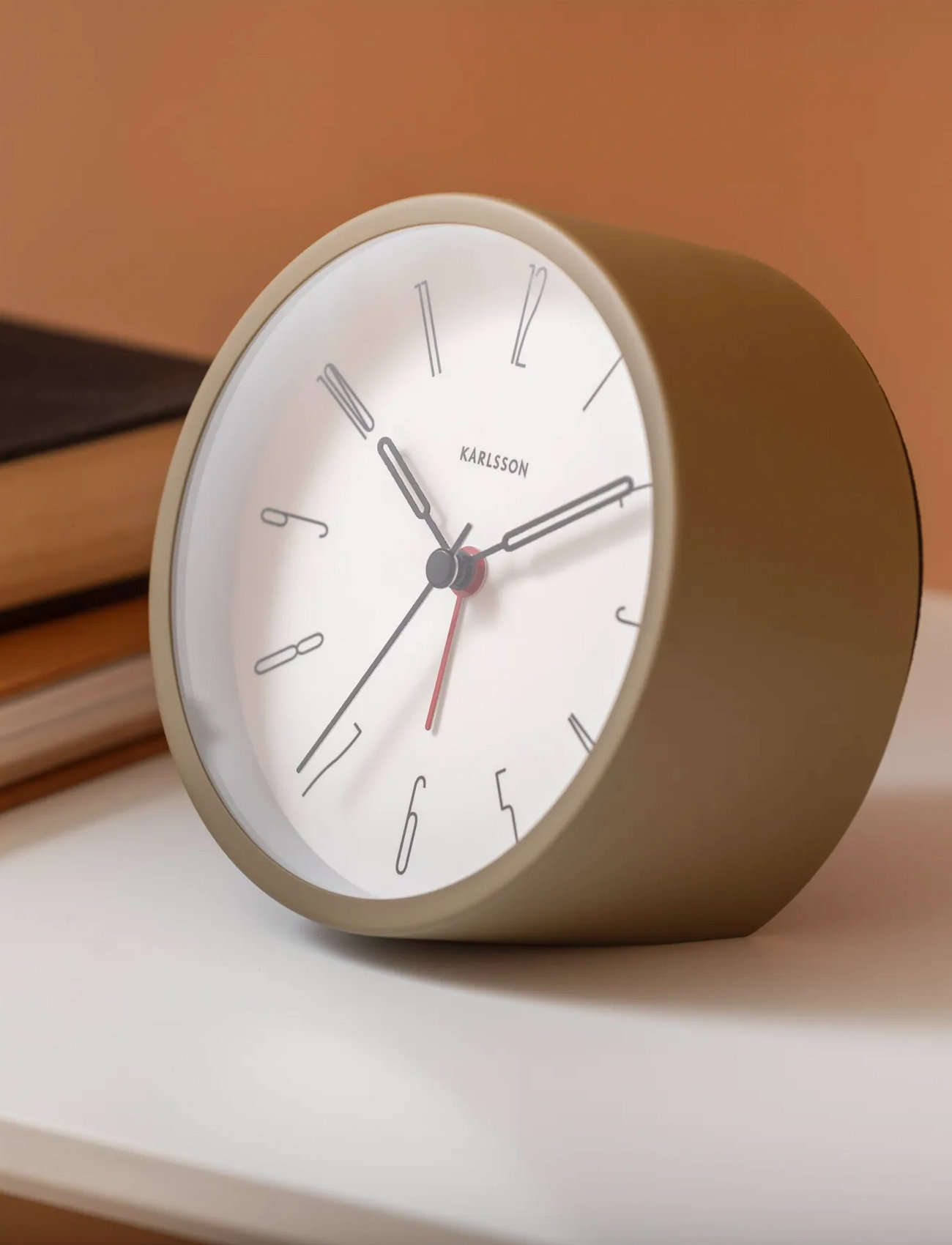 KARLSSON Alarm Clock Belle Numbers Iron Moss Green, Ø 11 cm, Khaki green, Ure > Vækkeure, Unisex