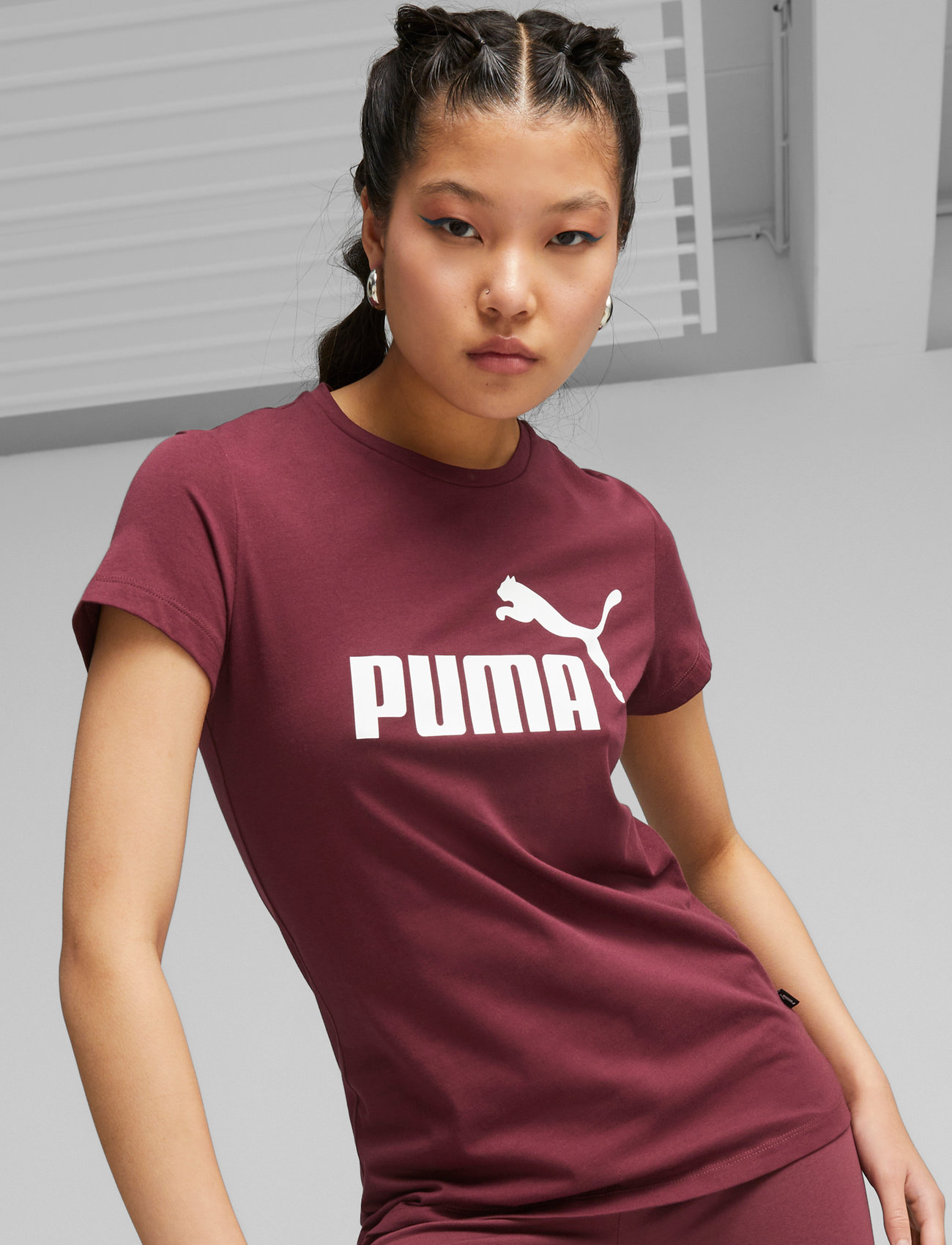 - PUMA T-shirts (s) Ess Logo Tee