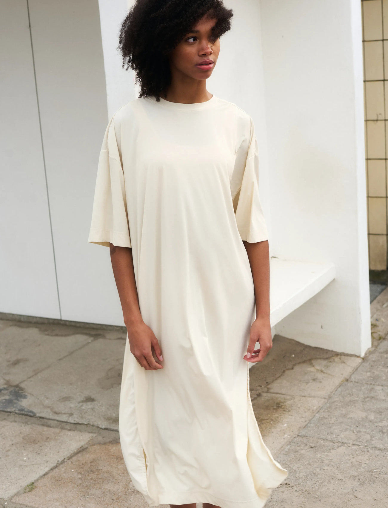 Rethinkit Studios Hangout Tee Dress Slit, M, Cream, Sport Kjoler Og Nederdele > Sport Dresses, Dame