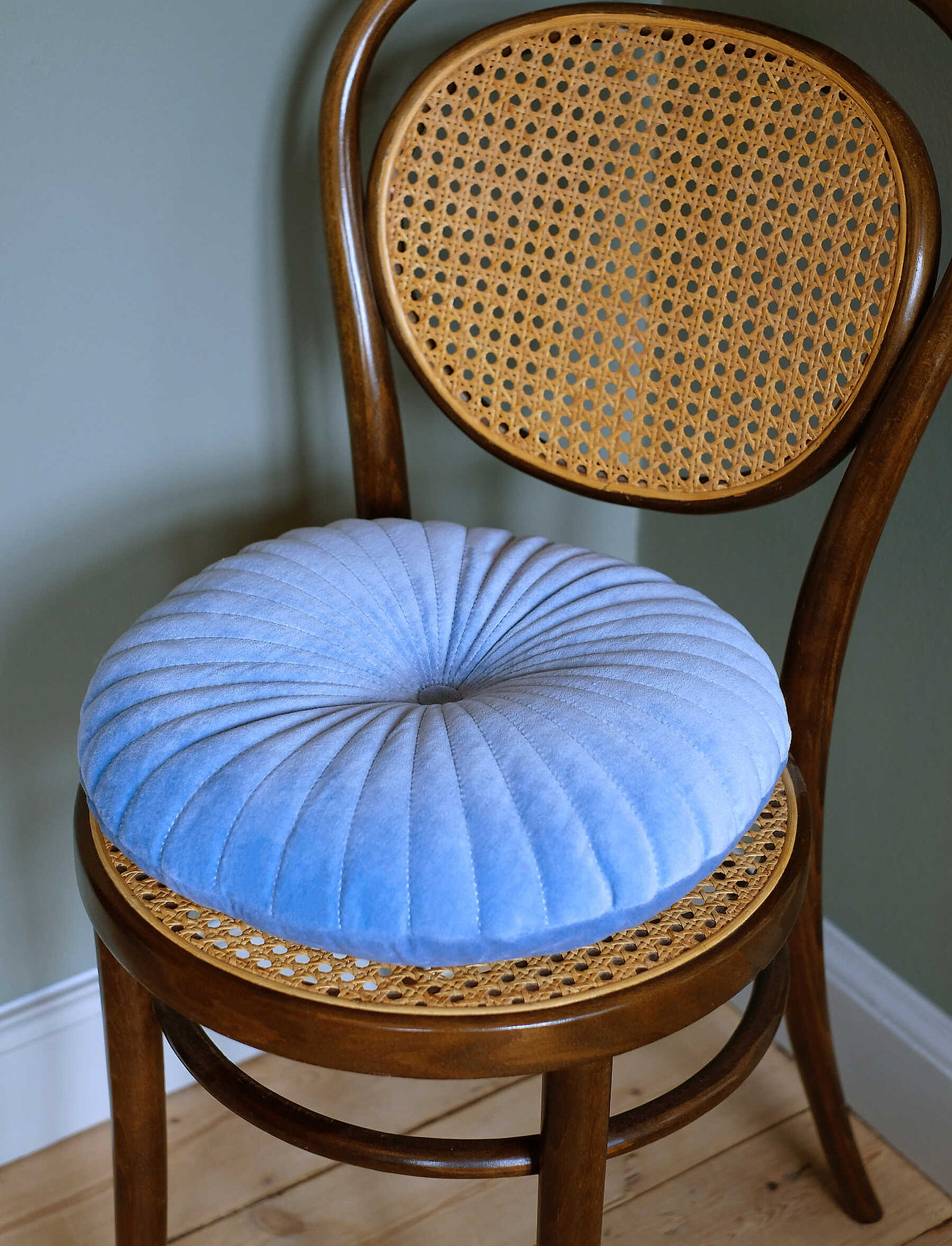 Rosemunde - Round quilt cushion 40 round - dusty blue - 1