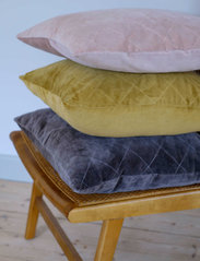 Rosemunde - Velvet quilt cushion - dark shadow - 2