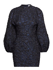 Harriet Short Dress 11334 (Night Sky) (1329.30 kr) Samsøe Harriet Short Dress, Blå mønstret fra Samsøe & Samsøe