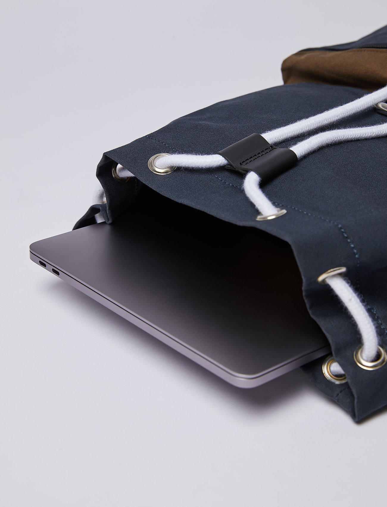 Roald (Multi Navy Olive With Black Leather) (626.50 kr Sandqvist Skoletasker Roald multi navy with black leather
