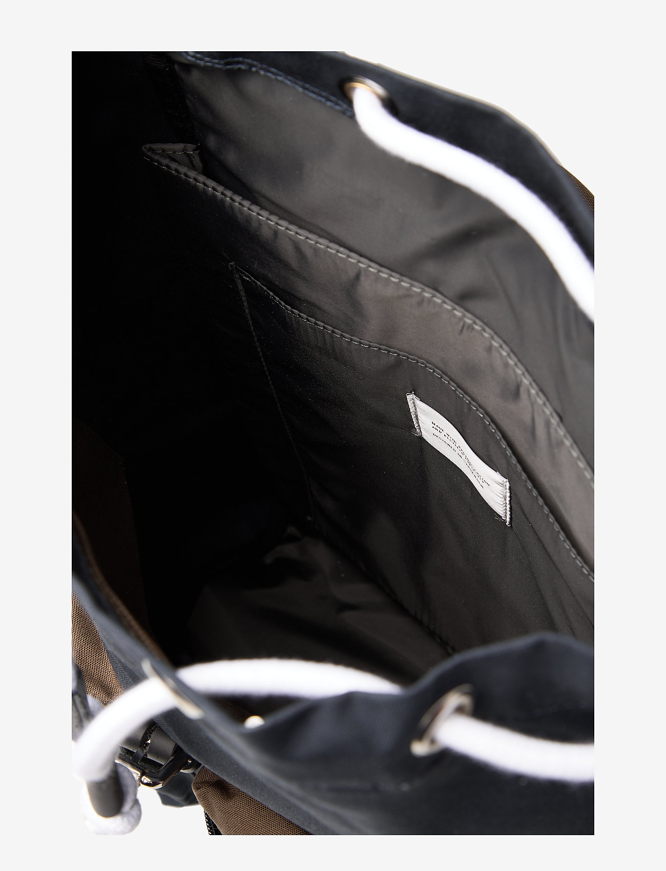 Roald (Multi Navy Olive With Black Leather) (626.50 kr Sandqvist Skoletasker Roald multi navy with black leather
