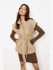 Second Female - Cakile Waistcoat - down- & padded jackets - kangaroo - 0
