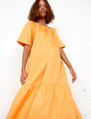 Second Female - Siren Maxi Dress - festklänningar - marigold - 3