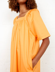 Second Female - Siren Maxi Dress - festklänningar - marigold - 4