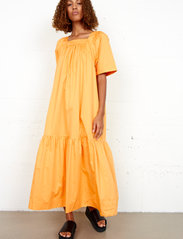 Second Female - Siren Maxi Dress - festklänningar - marigold - 5