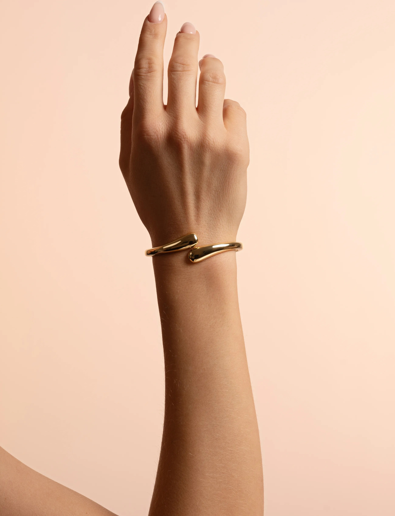 SNÖ of Sweden Yenni Brace Plain G-Onesize, One Size, Gold, Armbånd > Armringe, Dame