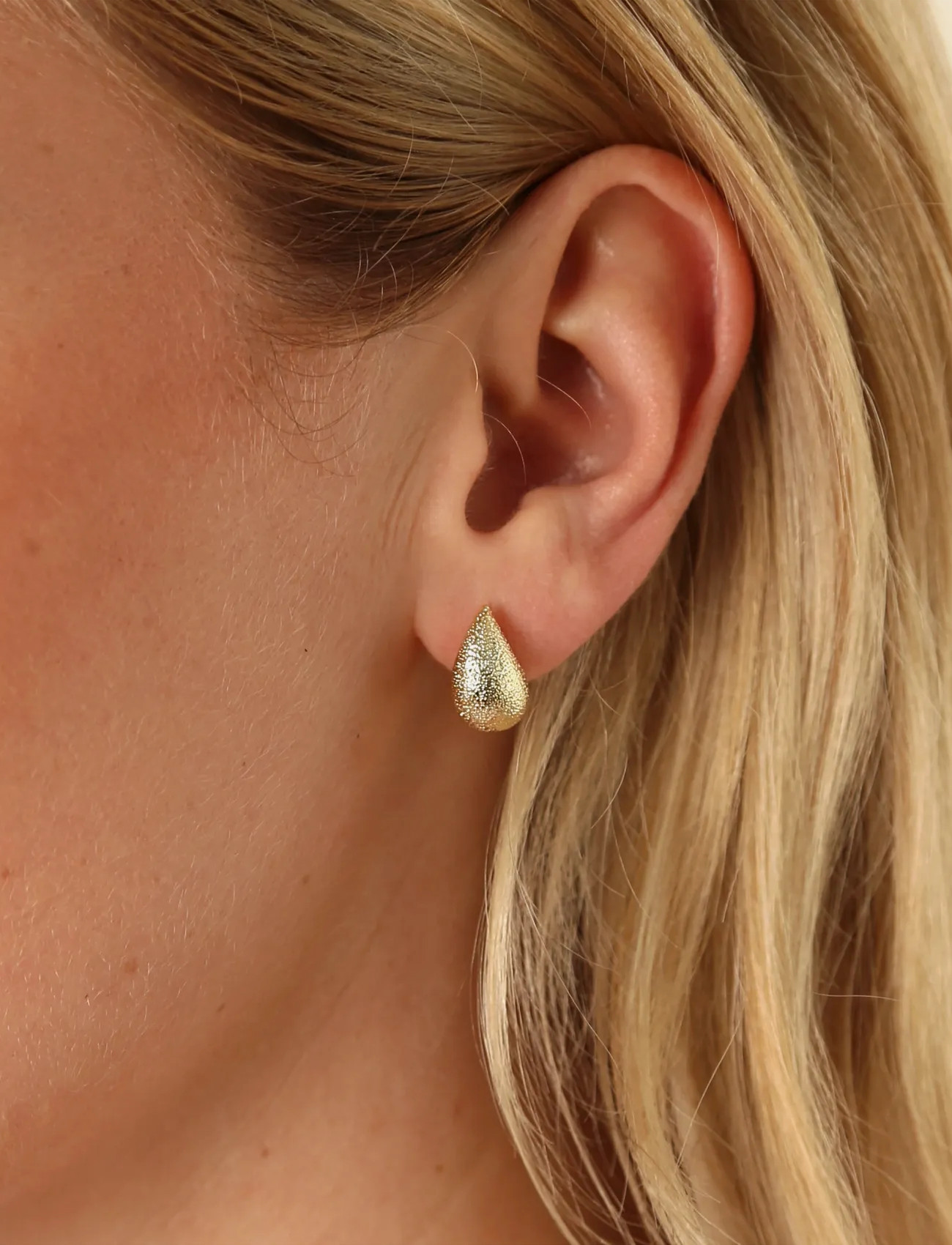 SNÖ of Sweden Yenni Matt Mini Ear Plain G - Onesize, One Size, Gold, Øreringe > Ørestikker, Dame