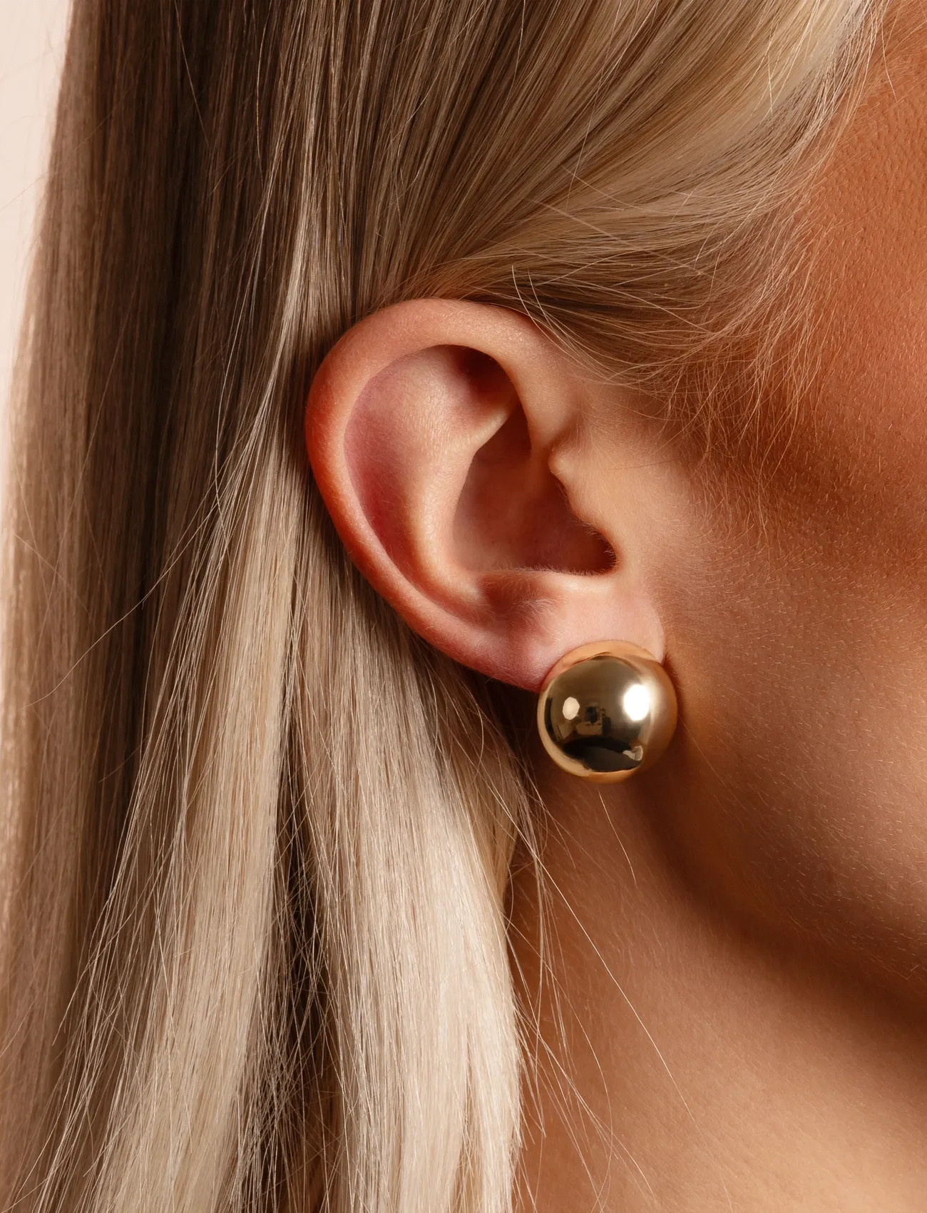 SNÖ of Sweden Bennet Big Ear Plain G-Onesize, One Size, Gold, Øreringe > Ørestikker, Dame
