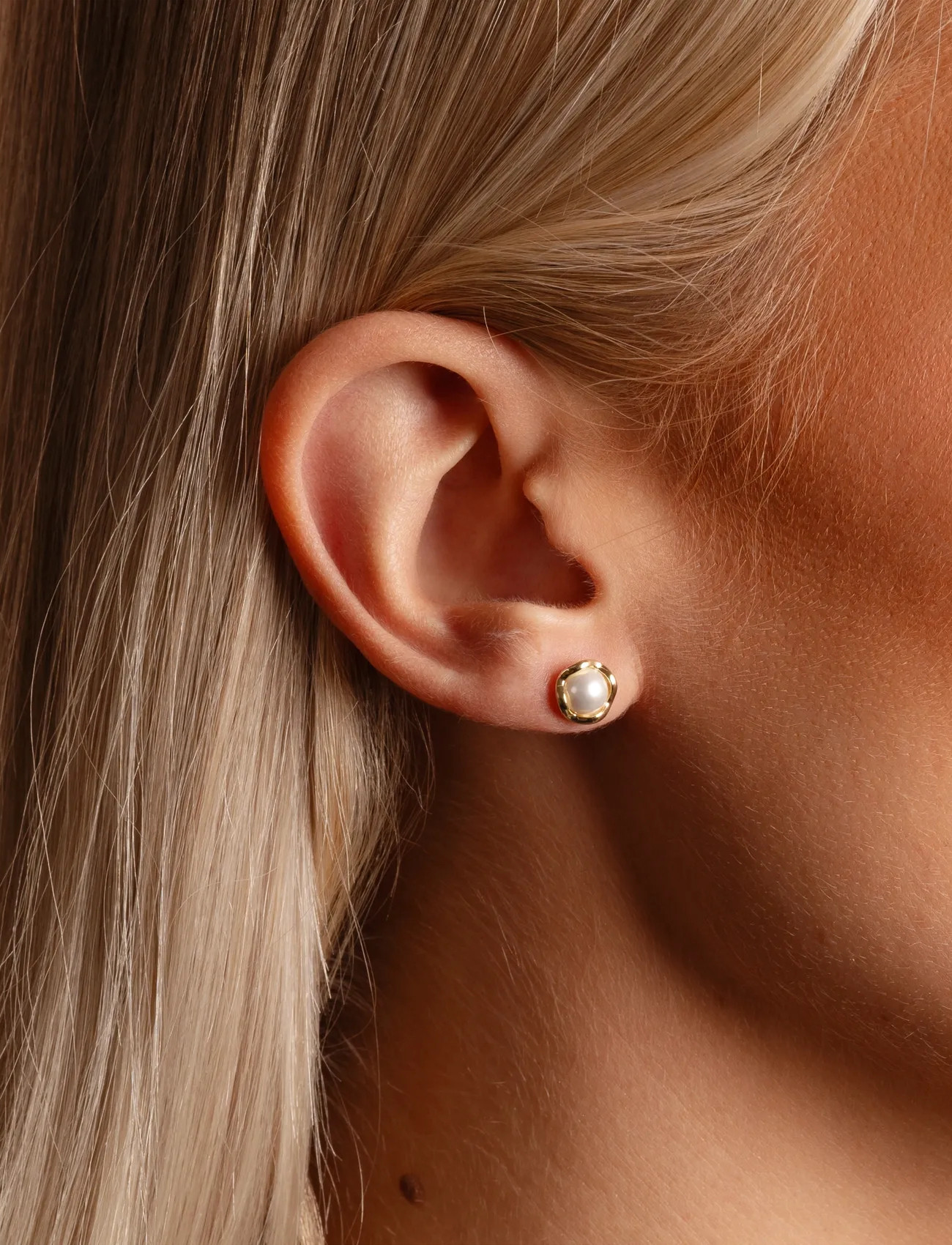 SNÖ of Sweden Kitty Pearl Ear G/White-Onesize, One Size, Gold, Øreringe > Ørestikker, Dame