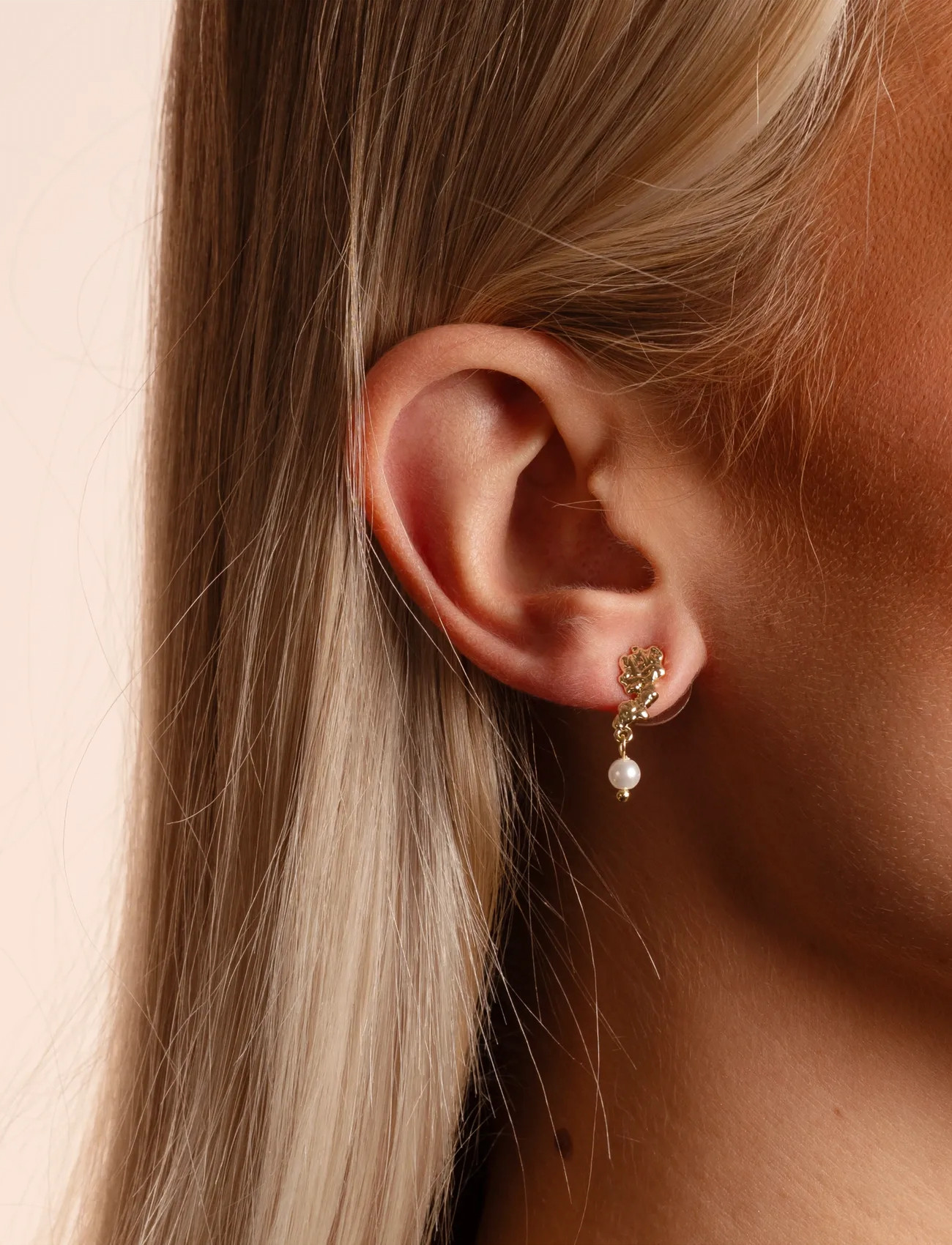 SNÖ of Sweden Cat Pendant Ear G/White-Onesize, One Size, Gold, Øreringe > Ørestikker, Dame