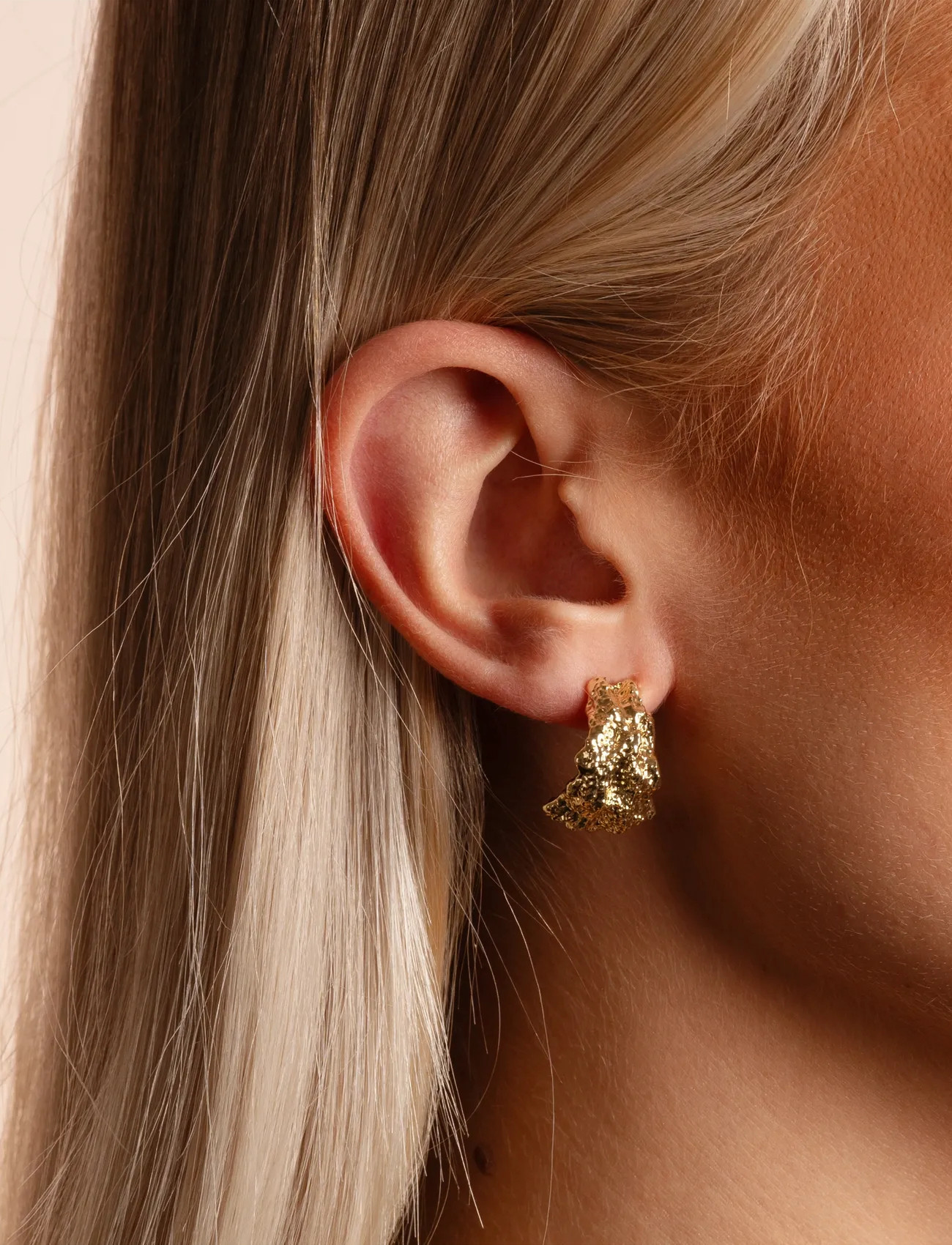 SNÖ of Sweden Cat Wide Oval Ear Plain G-Onesize, One Size, Gold, Earrings > Statement Earrings, Dame