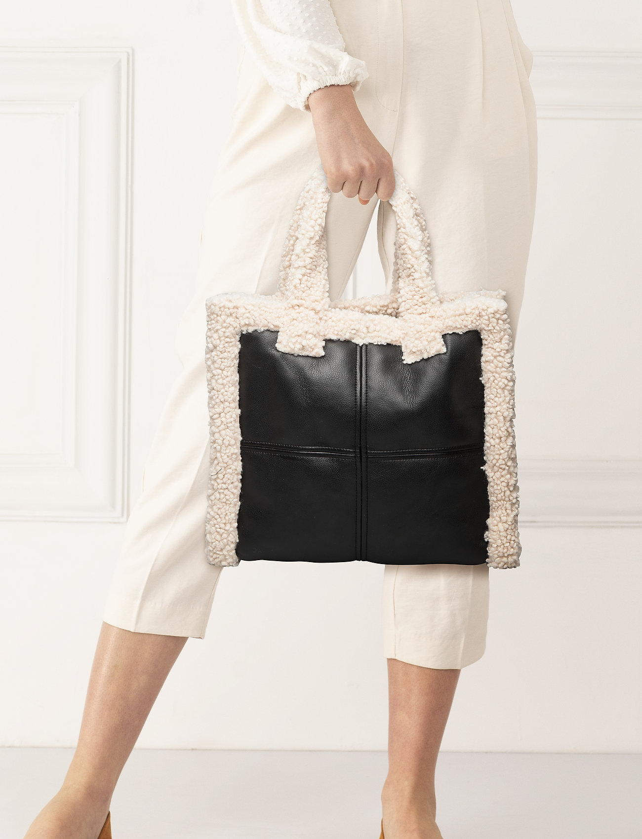 Lolita Shearling Bag (Blackoff White) (1760 kr) Stand Black Bag | Off White | Väskor | Miinto.se