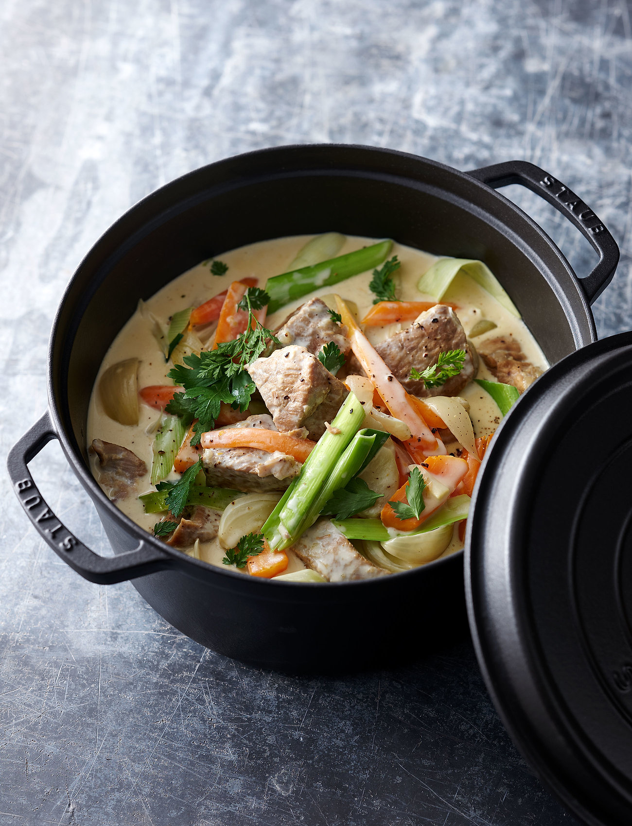 STAUB La Cocotte - Round Cast Iron, 6.7L, Black, Gryder & Pander > Bradepander, Unisex