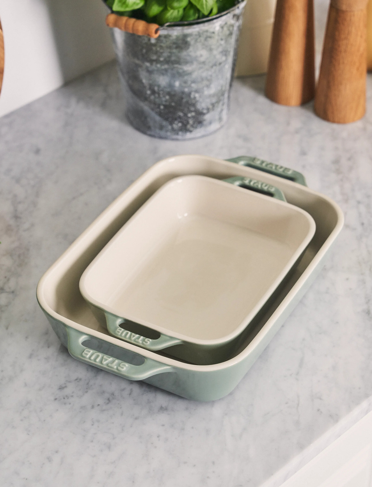 STAUB Ugnsformset 2-Delar, Rektangulära, Eukalyptus, 1X 20X 16 cm;1X 27X 20 cm, Green, Gryder & Pander > Bradepander, Unisex