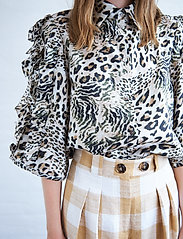 Stella Nova - Lycie - short-sleeved blouses - leopard - 3