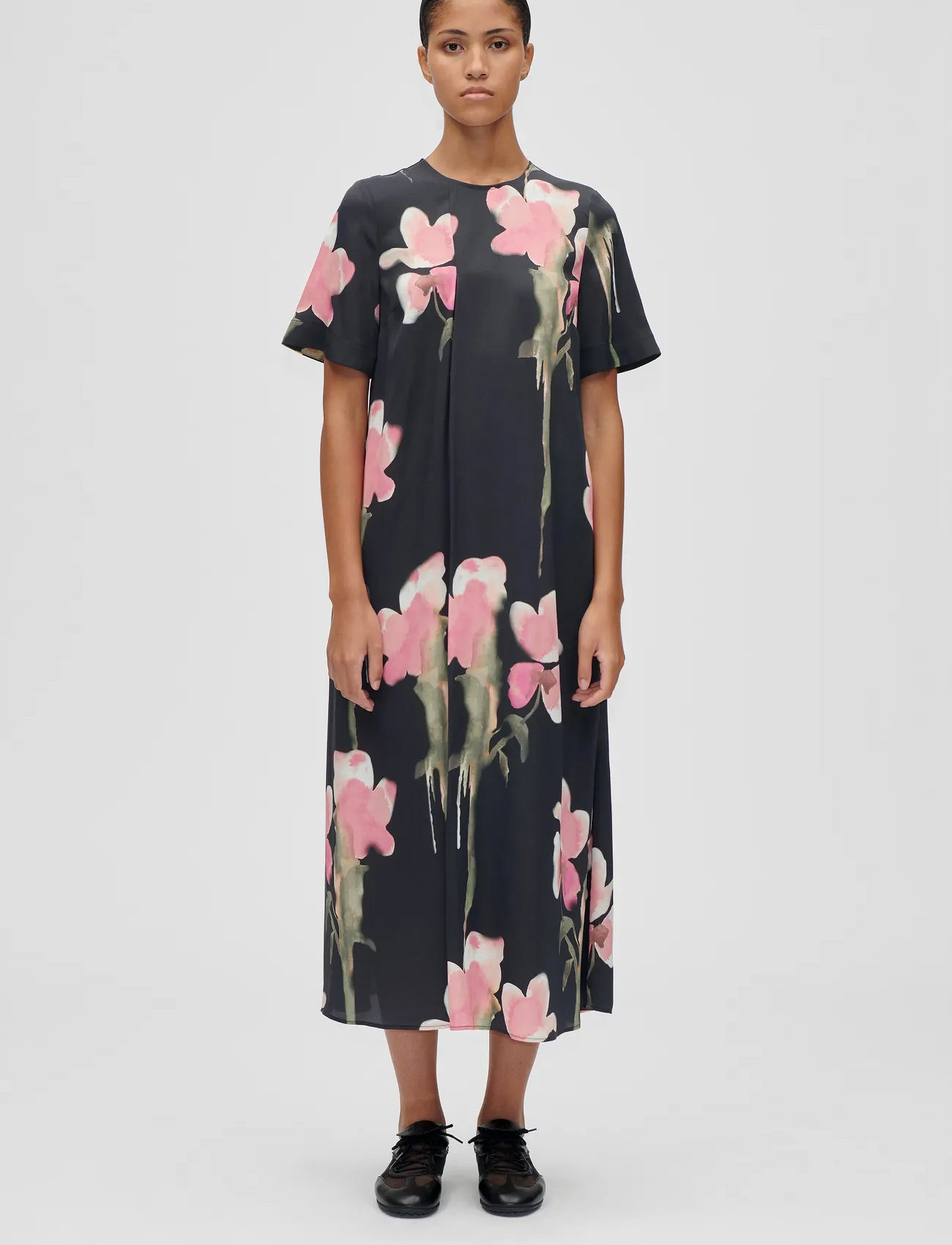 STINE GOYA 2263 Dry Viscose, Flowy Short Sleev, XS, Black, Designere > Knælange Og Midi, Dame