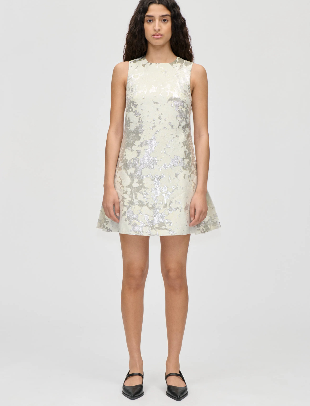 STINE GOYA Metallic Woven Jacquard, Kick Pleat Mini Dress, M, White, Kjoler > Kort Kjole, Dame