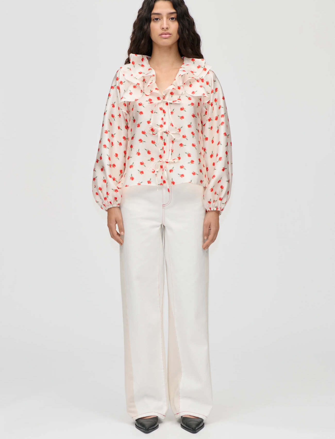 STINE GOYA Flat Textured Poly, Multi Ruffle Raglan Top, XS, White, Skjorter > Langærmede, Dame